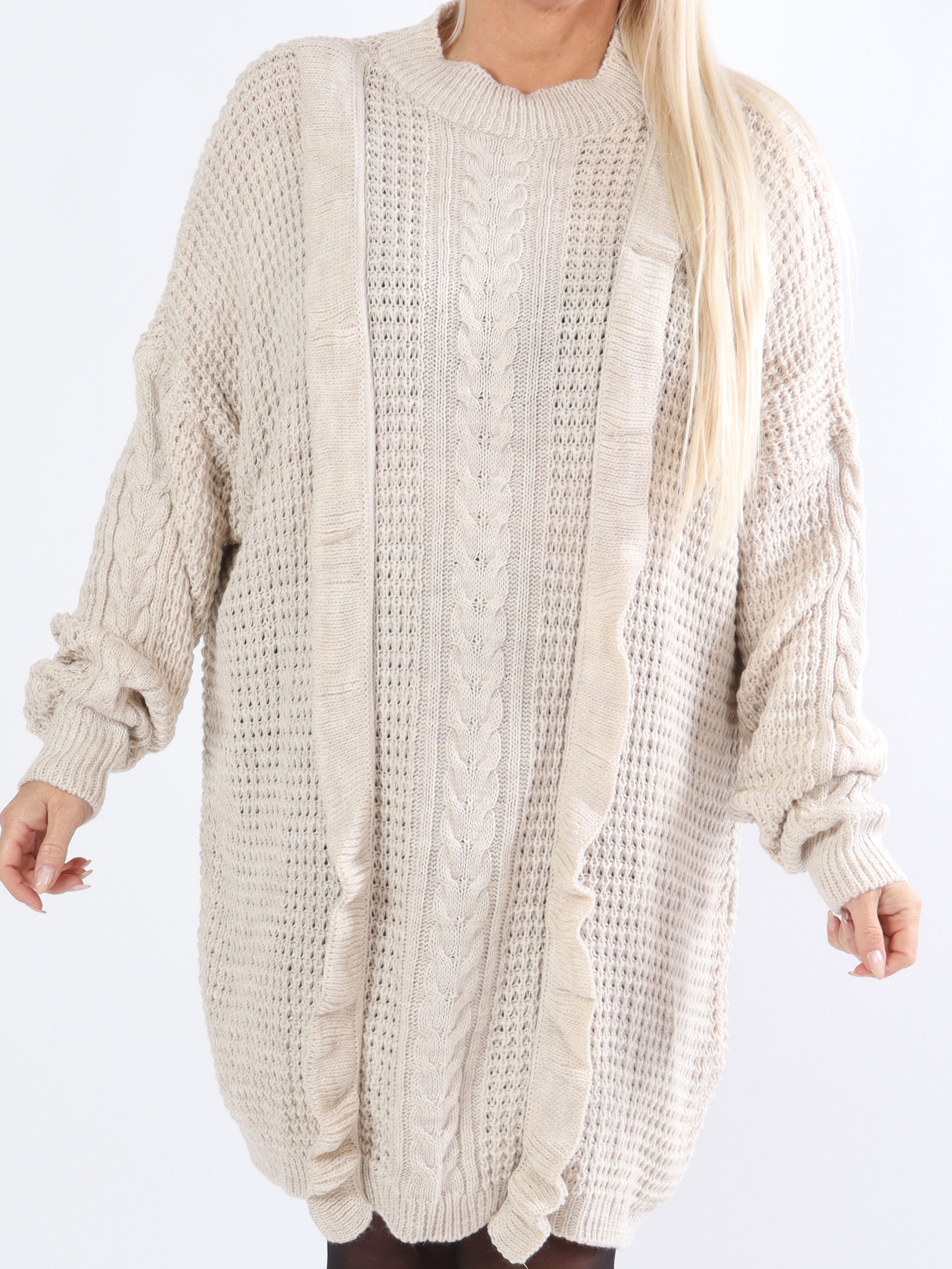 Lalisa - Strikkjole i plus size med kabelstrik og flæser